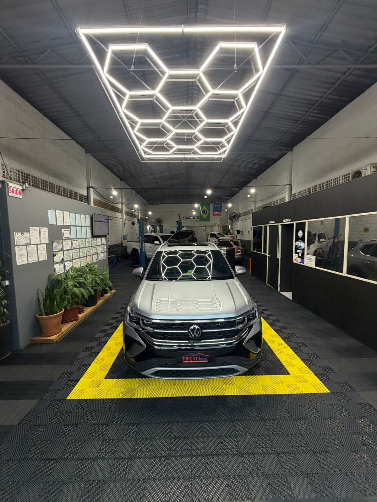 Interior da oficina Toronto Diesel